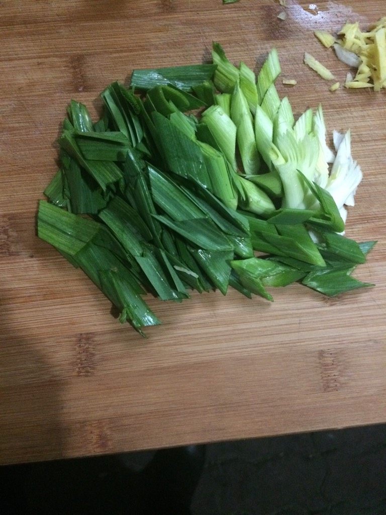 蒜苗炒血块,如图蒜苗切段