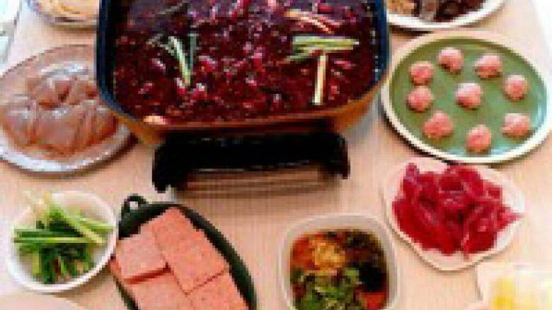 自制贵州【麻辣火锅】,烫料煮熟之后,配合咱们诱人的 香油碟,开动吧!