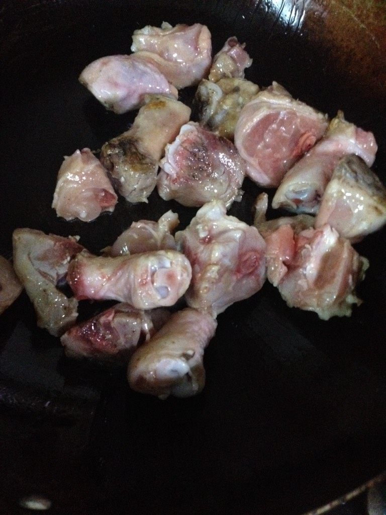 鸡肉清汤火锅,锅里放入少量的油 烧至六成热倒入鸡块翻炒均匀