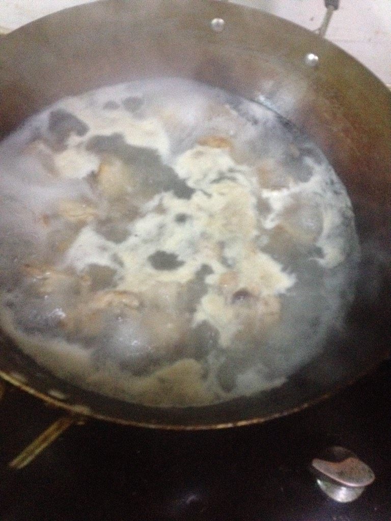鸡肉清汤火锅,加入适量的<a style='color:red;display:inline-block;' href='/shicai/ 718'>料酒</a> 2片<a style='color:red;display:inline-block;' href='/shicai/ 2800'>生姜</a> 还有清水熬煮15分钟，放入适量的盐，把泡沫挖干净 