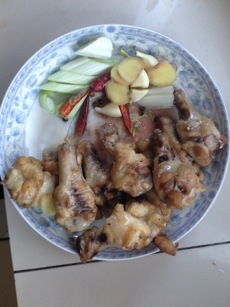 可乐鸡根,锅里放少量油,翅根稍微过下油