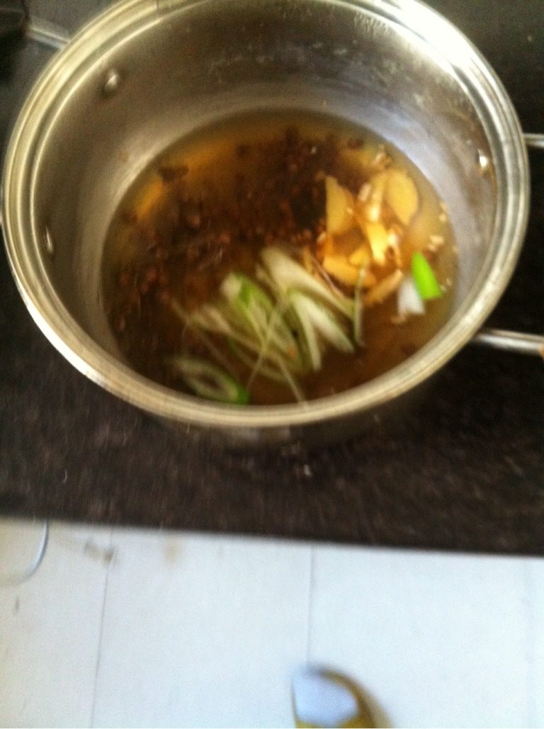 自制羊肉丸,准备<a style='color:red;display:inline-block;' href='/shicai/ 700'>花椒</a>水，抓一小把<a style='color:red;display:inline-block;' href='/shicai/ 700'>花椒</a>放入奶锅加水煮三分钟，关火放入切好的葱姜，放凉
