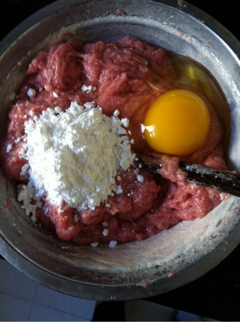 自制羊肉丸,然后给上好劲的肉糜加入盐，<a style='color:red;display:inline-block;' href='/shicai/ 61061'>一个鸡蛋</a>，<a style='color:red;display:inline-block;' href='/shicai/ 788'>生抽</a>，少许淀粉，继续搅拌