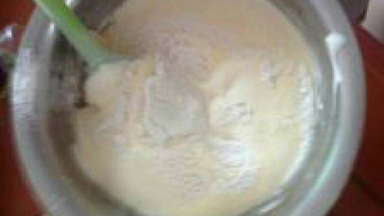 小羊纸杯蛋糕,4.一次性筛入面粉,拌匀