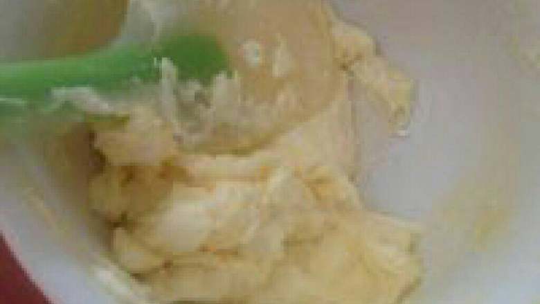 小羊纸杯蛋糕,9.奶油奶酪和黄油室温软化,加入糖粉混合搅打均匀。
