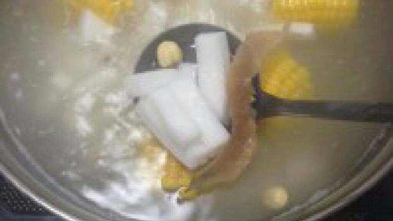 自制【广式火锅】,做锅底（椰汁汤底）：干<a style='color:red;display:inline-block;' href='/shicai/ 606'>椰子</a>刨 开，里面<a style='color:red;display:inline-block;' href='/shicai/ 606'>椰子</a>汁不要浪费倒入锅 里。<a style='color:red;display:inline-block;' href='/shicai/ 606'>椰子</a>切小块、放入汤料（莲 子、无花果、杞子、玉竹，此汤底比较滋润，适 合各种边炉汤底），再加入适量水进入锅里。