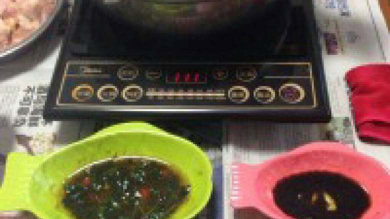 自制【广式火锅】,<a style='color:red;display:inline-block;' href='/shicai/ 692'>酱油</a>：葱切粒、香菜切段、小红 <a style='color:red;display:inline-block;' href='/shicai/ 62'>辣椒</a>切粒，放入碗中备用；热锅烧 热油，烧好的油直接倒入刚刚准备 的配料碗中，再倒入<a style='color:red;display:inline-block;' href='/shicai/ 692'>酱油</a>。香喷喷一道调味料生 成……另外，我还准备了一道芥末配<a style='color:red;display:inline-block;' href='/shicai/ 692'>酱油</a>，用来 配点虾吃，更加鲜味。