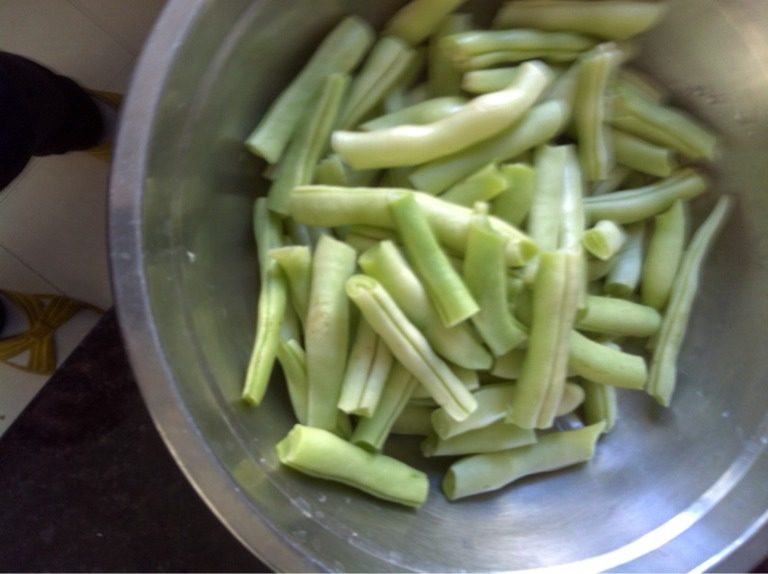 豆角焖面,<a style='color:red;display:inline-block;' href='/shicai/ 3639'>豆角</a>去掉筋掰成小段，<a style='color:red;display:inline-block;' href='/shicai/ 414'>猪肉</a>切丝备用