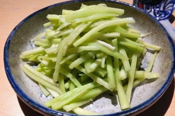 凉拌西兰花梗