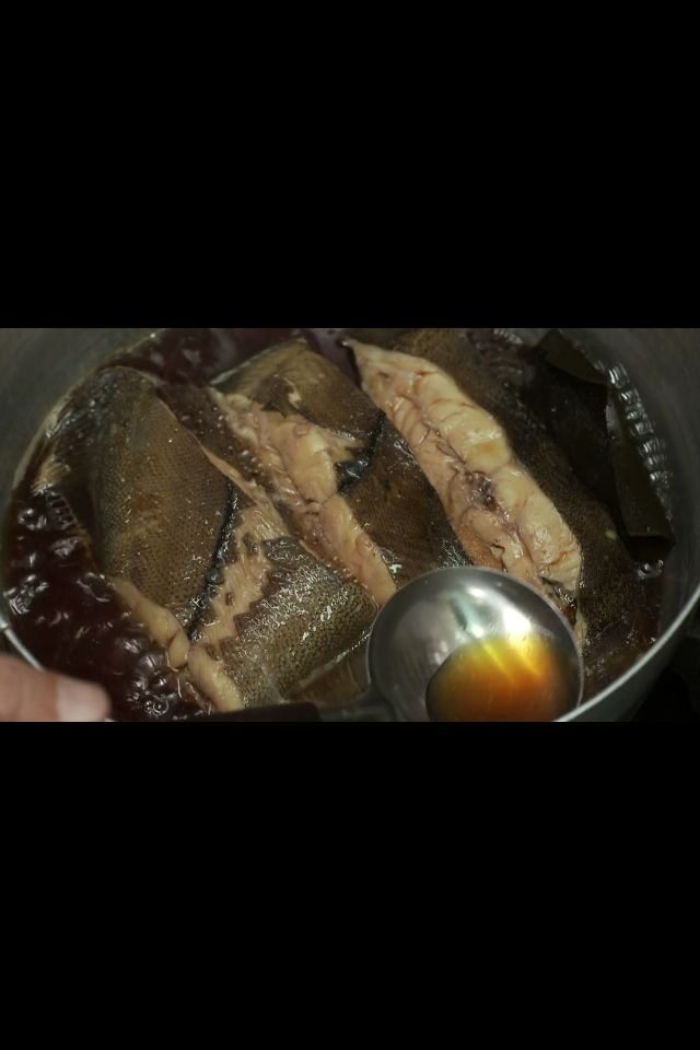 深夜食堂第十四话の 鱼冻 饭,将鱼放入锅中,水正好盖过鱼的高度,加入适量料酒,酱油或盐