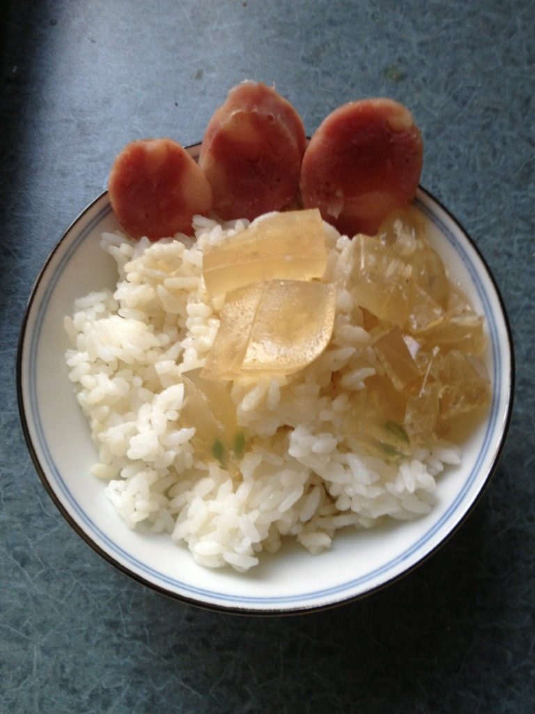 深夜食堂第十四话の 鱼冻 饭,象我自己是再放三篇腊肠一起配饭 味道真心赞