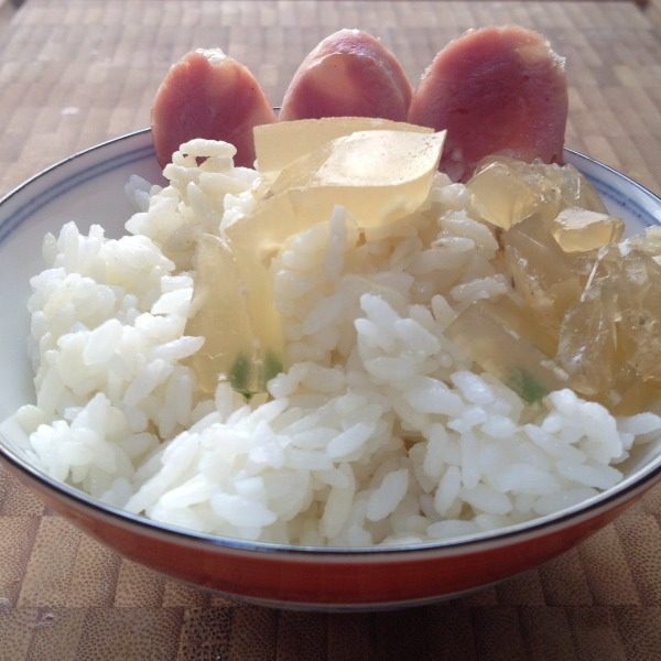 深夜食堂第十四话の 鱼冻 饭,其实，第二天早上时间不够的话，热得快烧一壶开水倒在剩饭上，再加鱼冻，当泡饭也一样好吃