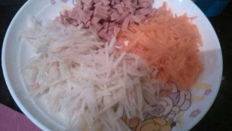 ≈味美煎饼≈,<a style='color:red;display:inline-block;' href='/shicai/ 23'>土豆</a><a style='color:red;display:inline-block;' href='/shicai/ 25'>胡萝卜</a>刨丝儿，火腿切丁