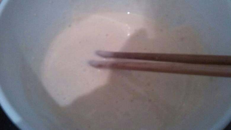 ≈味美煎饼≈,取一个碗，打散<a style='color:red;display:inline-block;' href='/shicai/ 9'>鸡蛋</a>，加入<a style='color:red;display:inline-block;' href='/shicai/ 519'>面粉</a>和水，调成面糊，像融化的冰淇淋那样就可以