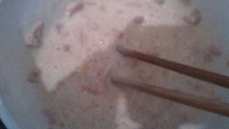 ≈味美煎饼≈,然后放入胡萝卜丝，土豆丝，火腿末，葱末搅拌均匀