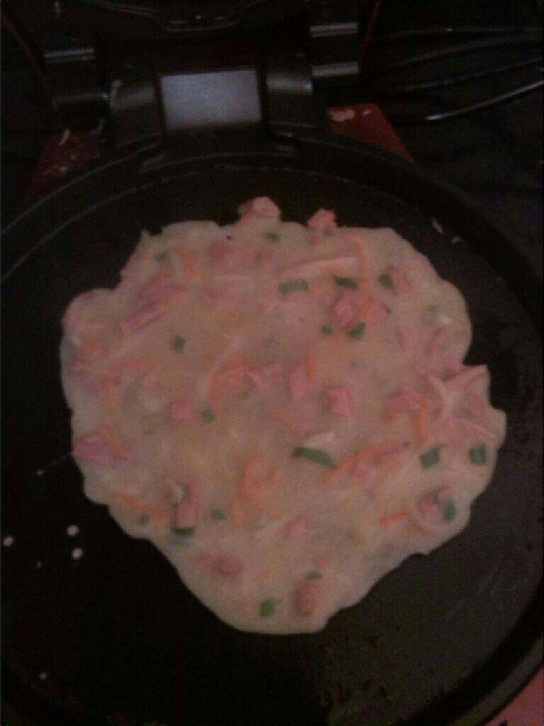 ≈味美煎饼≈,电饼铛预热，刷上油，在舀一勺面糊，摊成薄饼，然后将两面煎至金黄即可