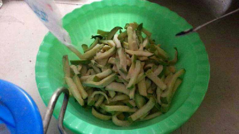 农家腌萝卜干,加点盐,用手揉一揉软
