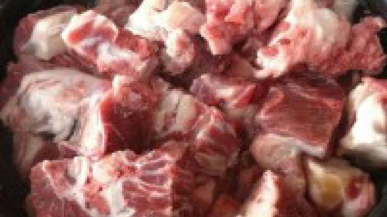 自制【少辣羊肉火锅】,洗好的<a style='color:red;display:inline-block;' href='/shicai/ 329'>羊肉</a>块冷水下锅,中火开 煮。