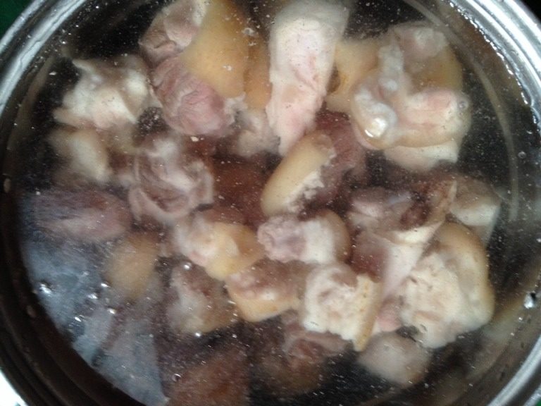 炖猪蹄,如图<a style='color:red;display:inline-block;' href='/shicai/ 413'>猪蹄</a>开水煮个一次，把血水换了