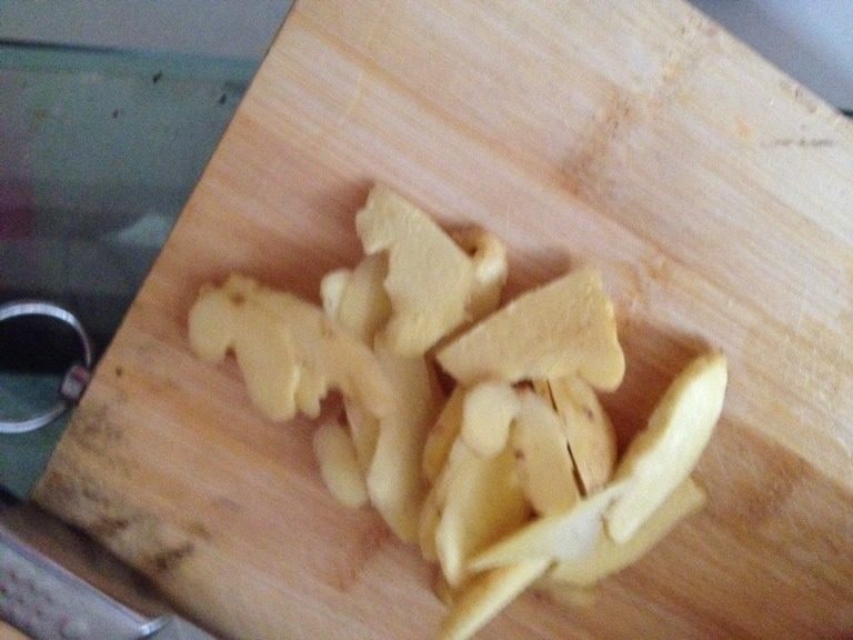 炖猪蹄,如图<a style='color:red;display:inline-block;' href='/shicai/ 37'>姜</a>切片