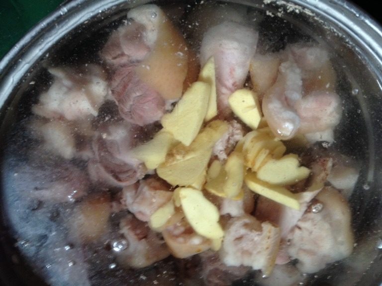炖猪蹄,如图放猪蹄里加水炖1个小个半小时