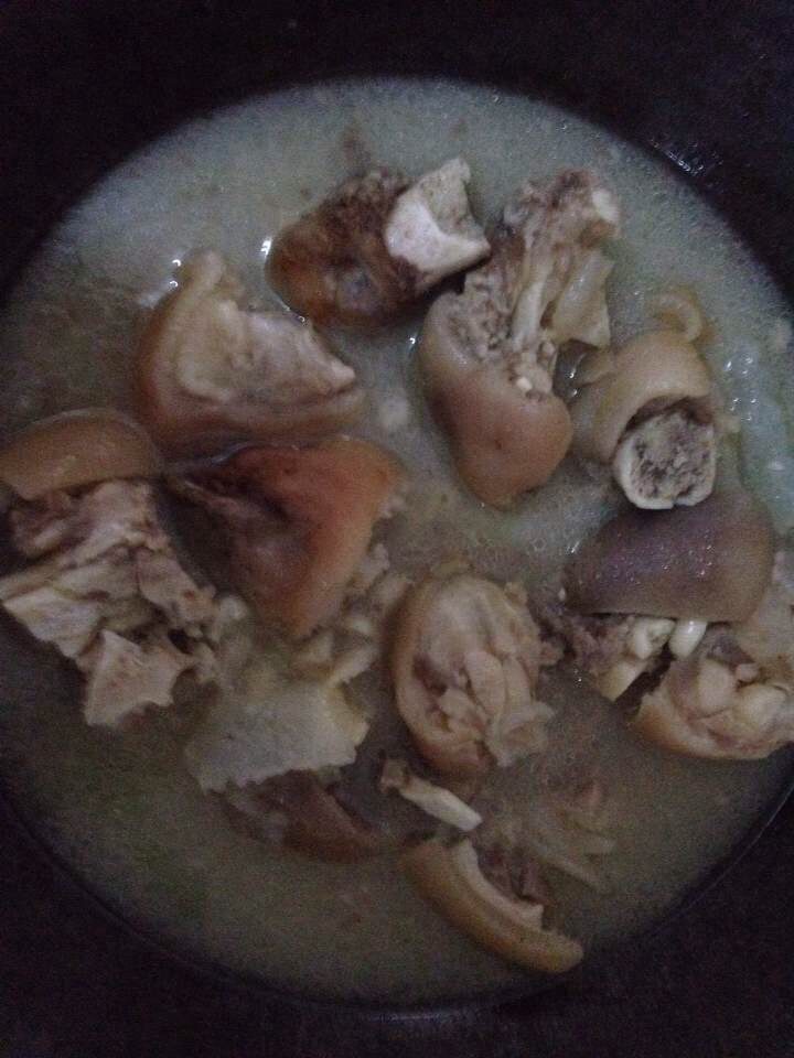 炖猪蹄,如图炖好后放盐就可以吃了