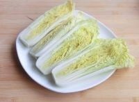 开水白菜,娃娃菜去老叶,洗净,切开