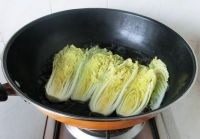 开水白菜,
放在沸水中焯至刚断生(保持原色),立即捞入冷开水中过凉
