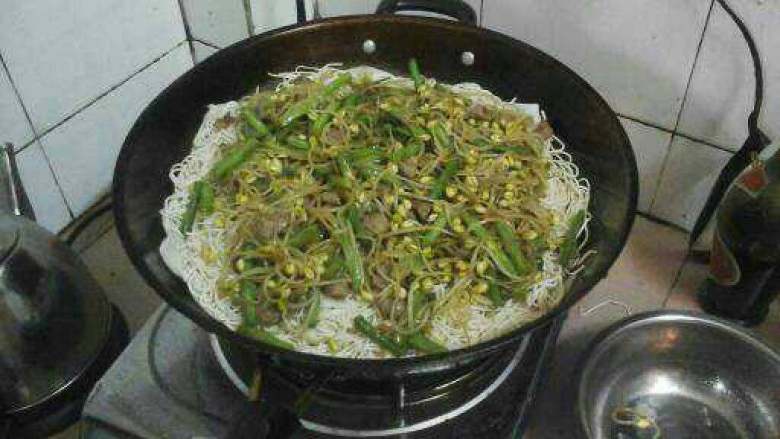 卤面条,再倒入炒半熟的菜蒸8-10分钟。