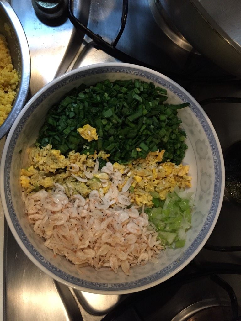 韭菜鸡蛋菜窝头,<a style='color:red;display:inline-block;' href='/shicai/ 116'>韭菜</a>切碎、<a style='color:red;display:inline-block;' href='/shicai/ 9'>鸡蛋</a>炒熟切碎拌入<a style='color:red;display:inline-block;' href='/shicai/ 288'>虾皮</a>、葱花、<a style='color:red;display:inline-block;' href='/shicai/ 847'>香油</a>、盐、<a style='color:red;display:inline-block;' href='/shicai/ 505'>玉米面</a>