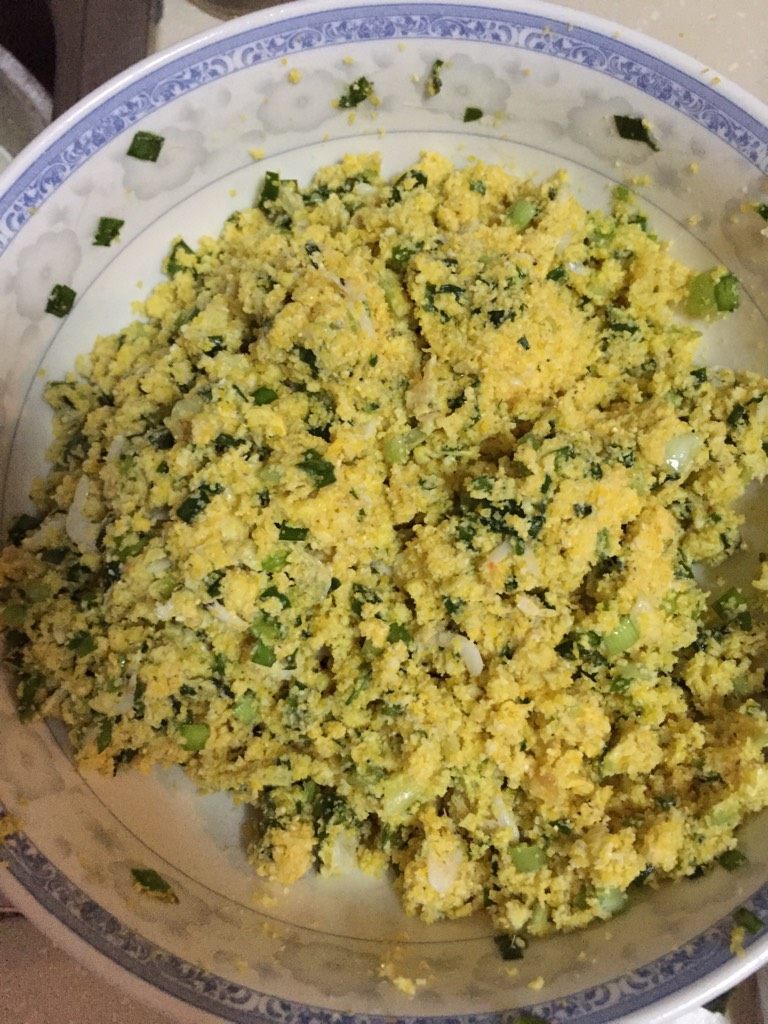 韭菜鸡蛋菜窝头,倒入适量水搅拌，用手做成窝头状