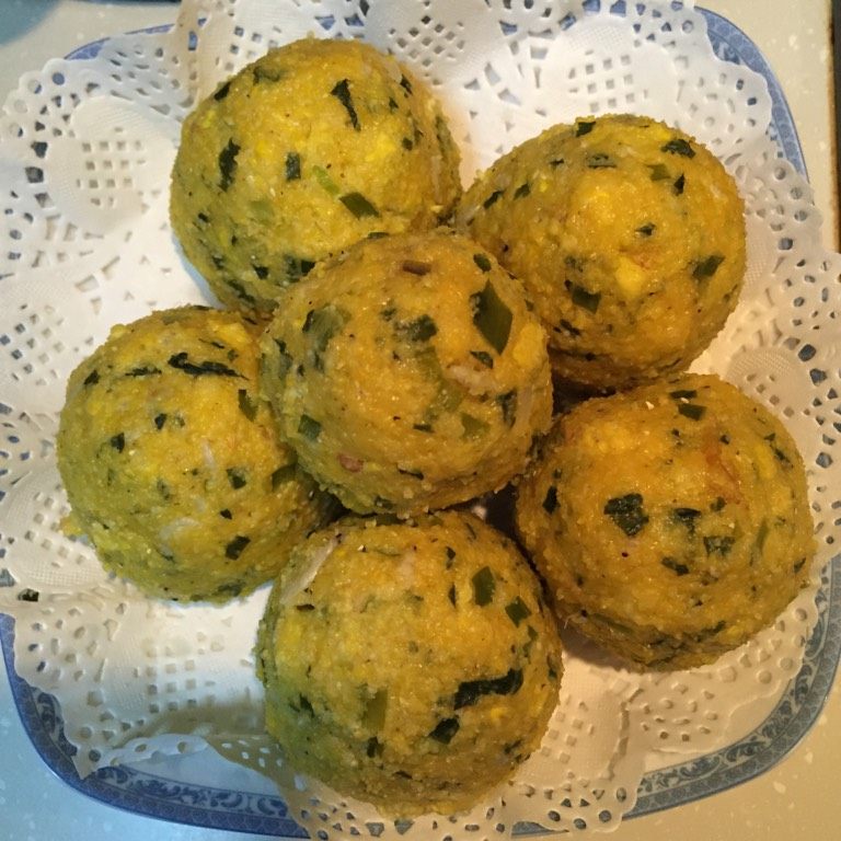 韭菜鸡蛋菜窝头,开盖晾晾水汽即可盛盘