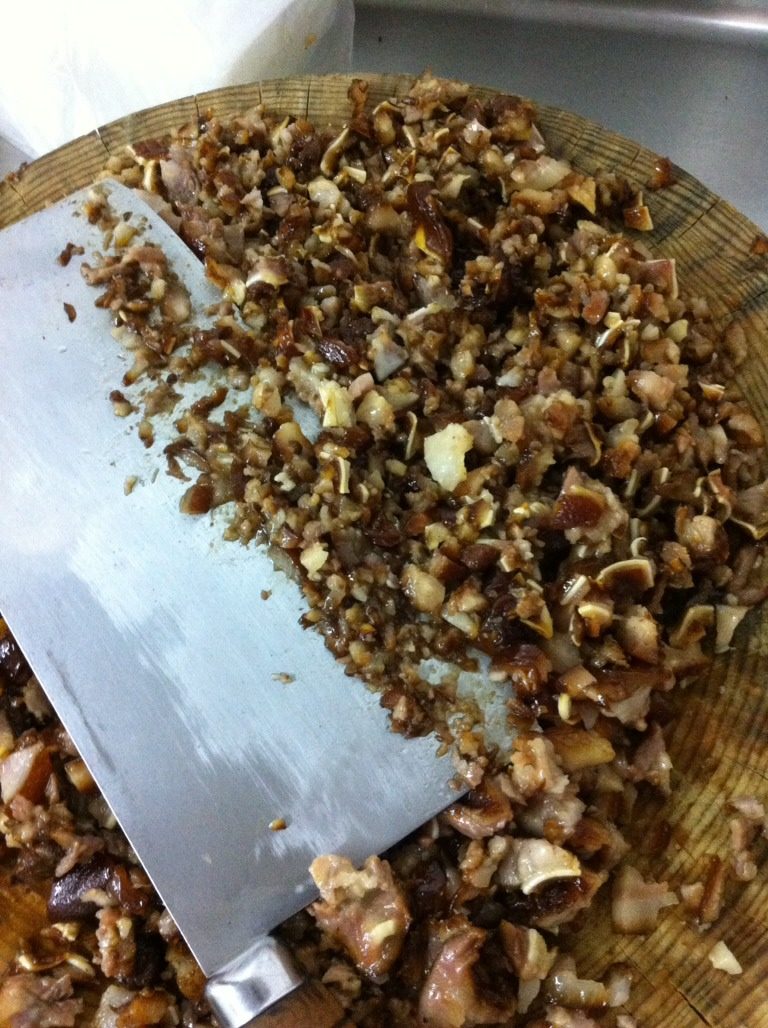 红油千层耳,切断耳根部的肉,耳片上轻轻划几道,不能破,切下的肉剁碎