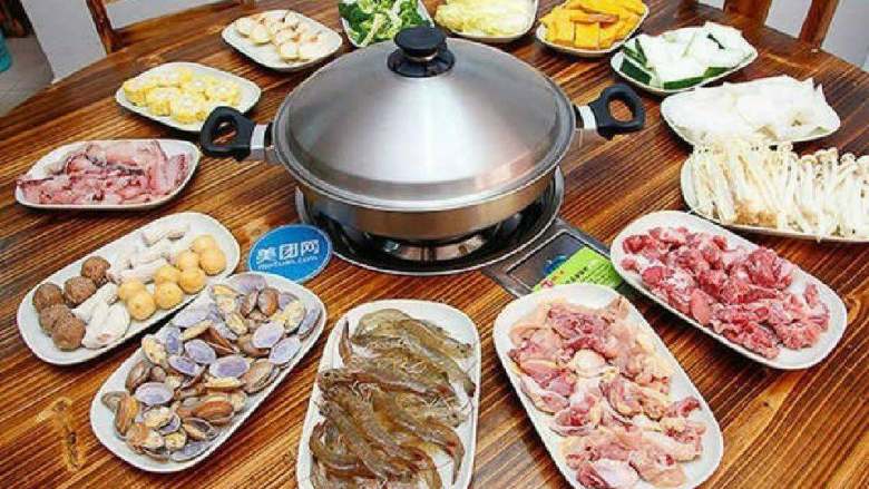 无水火锅,将易出水的食材放入锅底,比如蛤蜊。然后再一层层铺上所有食材。不要加水哦。
