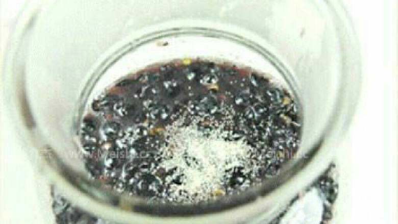 自酿葡萄酒,
2.轻揉破碎,捏破果粒,不要压碎葡萄籽,装料量不超过容器容积的70%