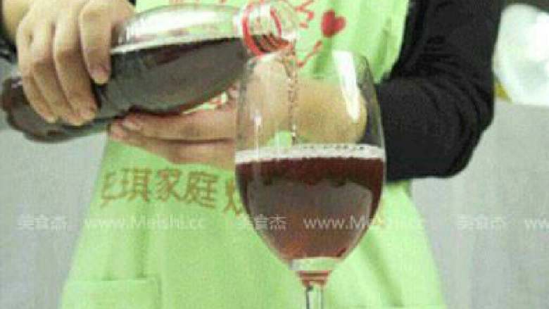 自酿葡萄酒,5.待发酵液无明显气泡即为发酵结束,用纱布过滤酒液,过滤出的酒液装满瓶放在避光低温处自然陈酿、澄清,注意瓶盖不要拧紧