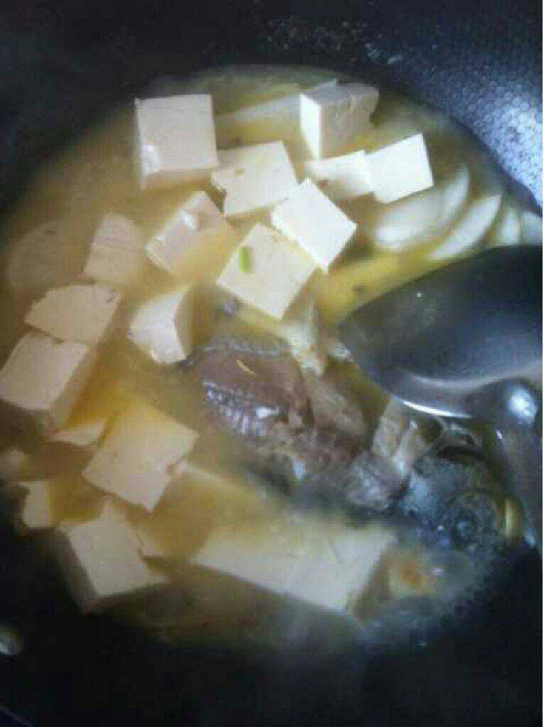 下奶的鲫鱼汤,水开后加入萝卜豆腐煮5分钟