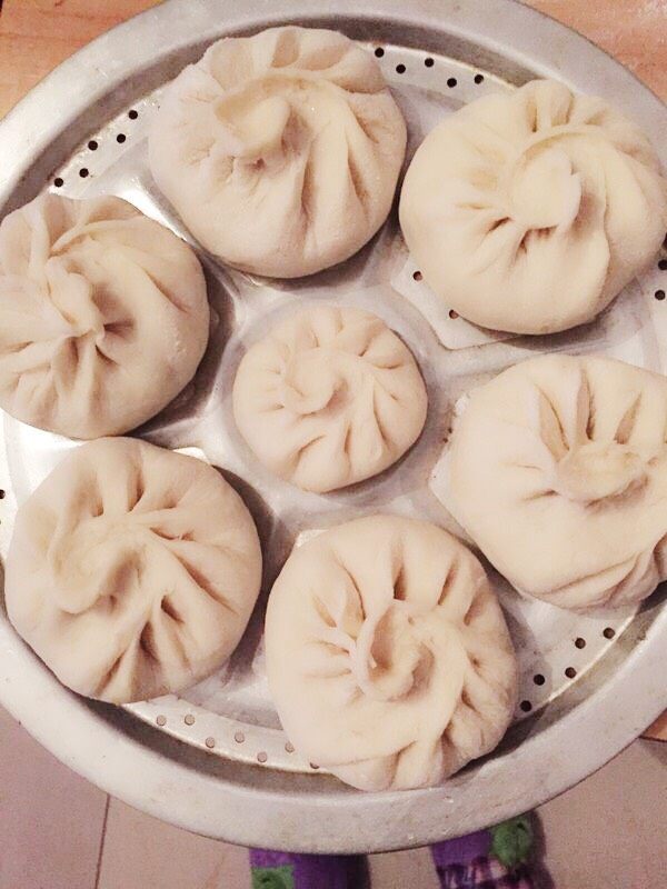 大馅包子,如图包完醒15分钟在次发酵,蒸笼上我擦了一层油以防包子皮粘在上面