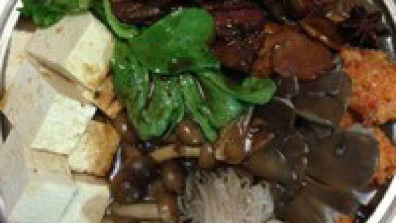 自制【浓香鸡肉火锅】,鸡肉铺底,分别码入菜豆腐五花 肉,淋上刚才的鸡肉和五花肉的 汤,根据胃口加入适量盐。