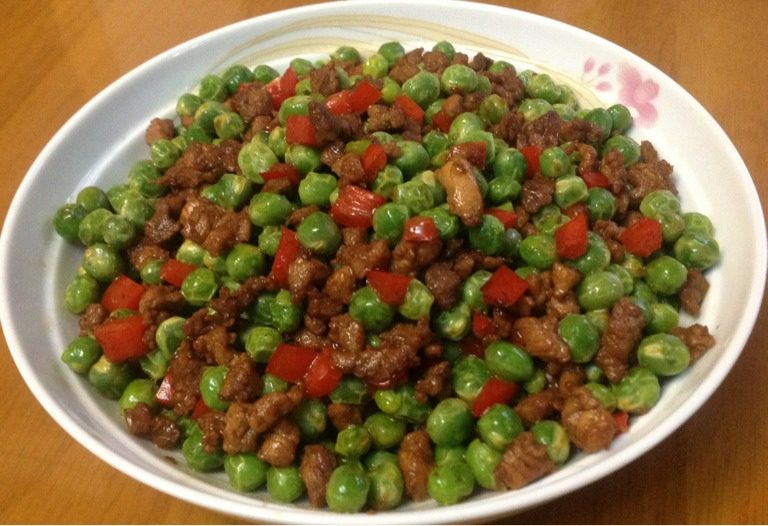 豌豆炒肉丁红椒