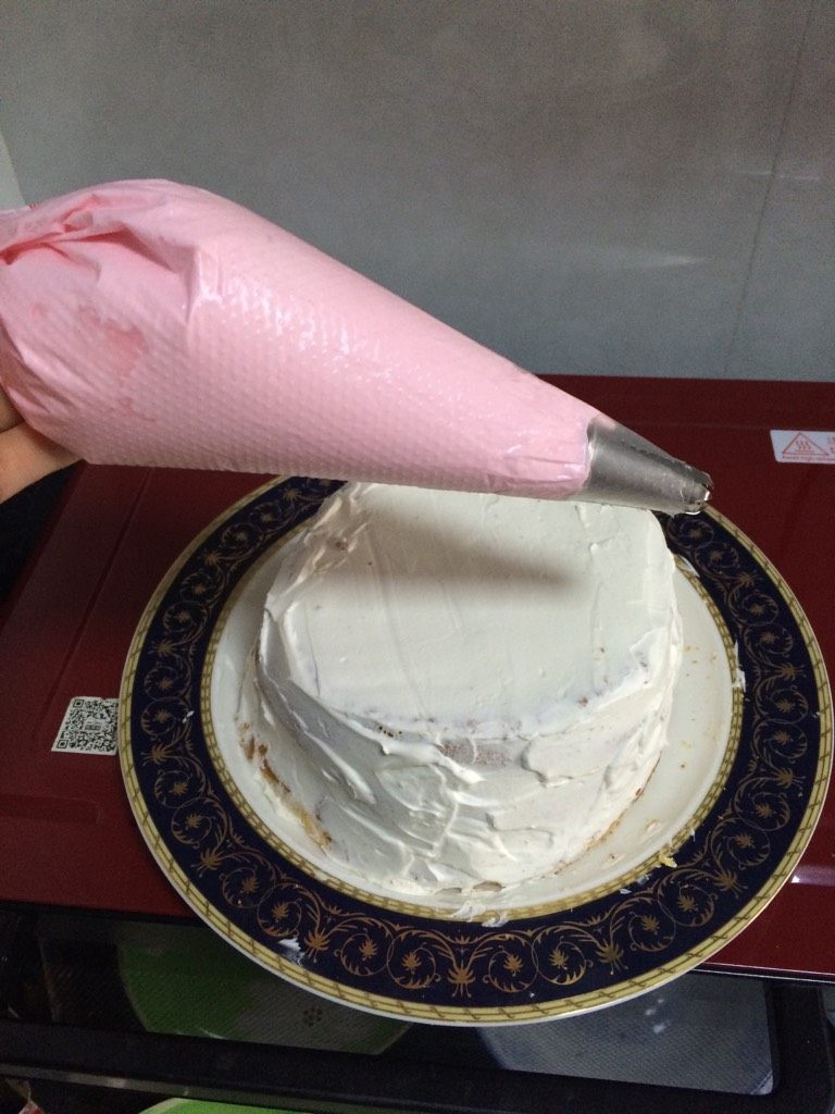 奶油蛋糕,如图开始裱花