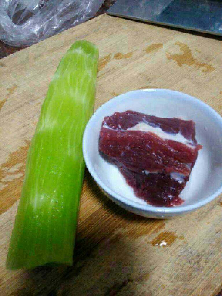 莴笋炒牛肉,<a style='color:red;display:inline-block;' href='/shicai/ 124'>莴笋</a>去皮