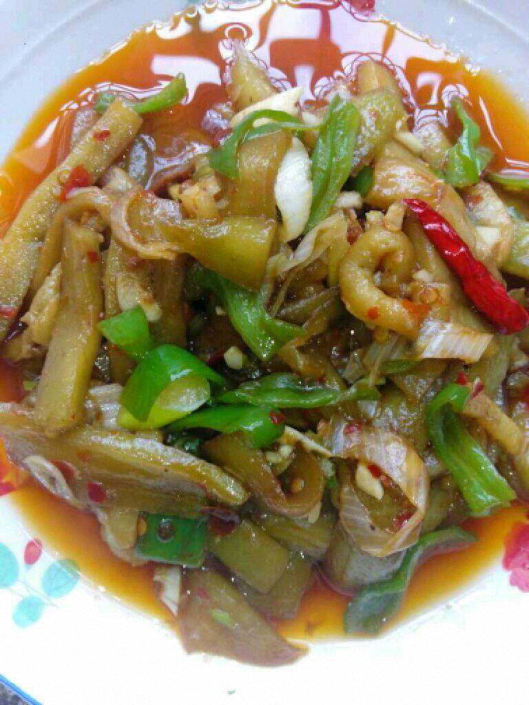 家常鱼香茄子,好了盛出装盘。