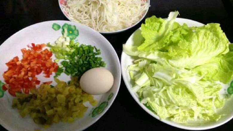 孜然炒米粉,准备好的材料都洗干净切好。