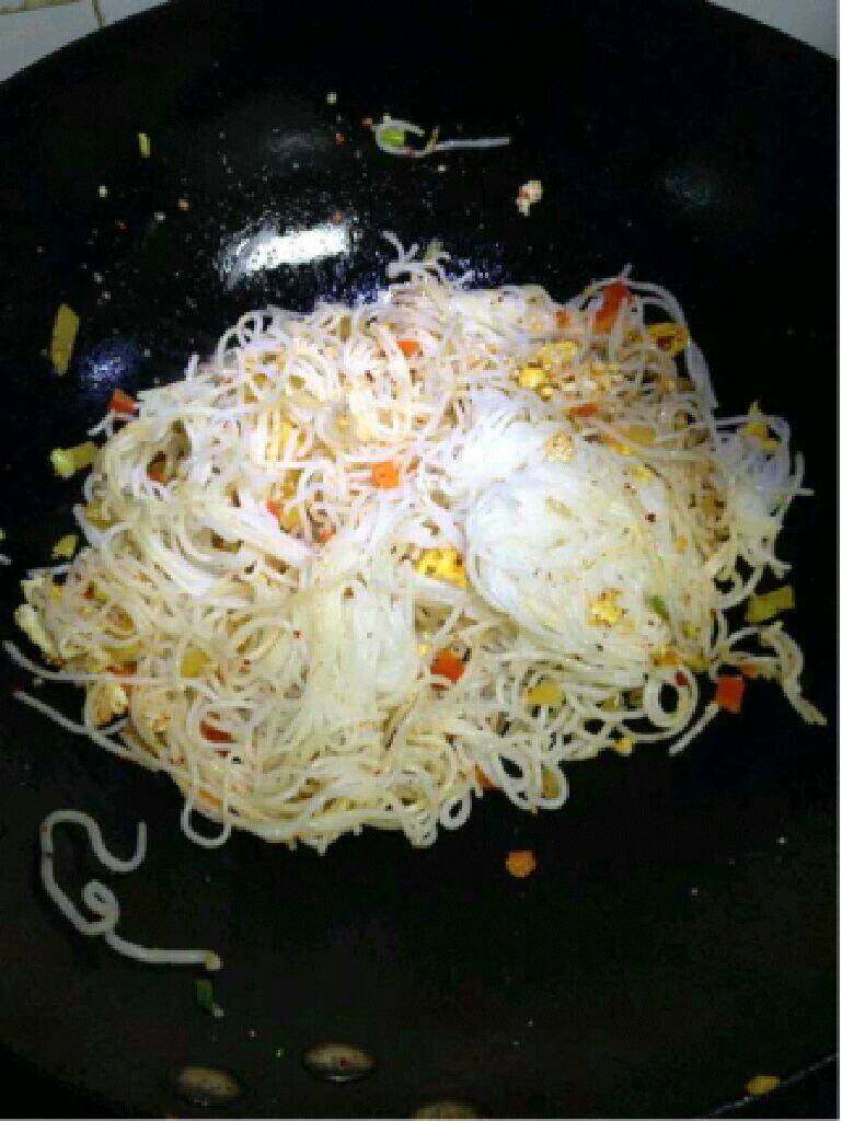 孜然炒米粉,在倒入<a style='color:red;display:inline-block;' href='/shicai/ 547'>米粉</a>翻炒均匀。