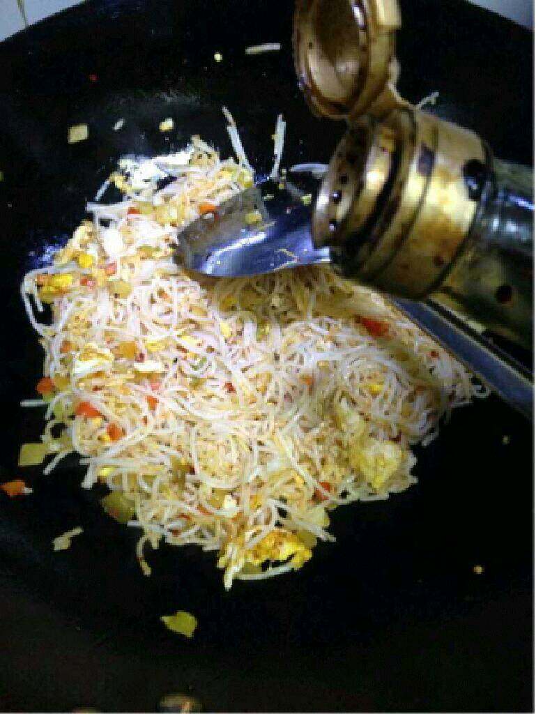 孜然炒米粉,在加适量<a style='color:red;display:inline-block;' href='/shicai/ 788'>生抽</a>。 