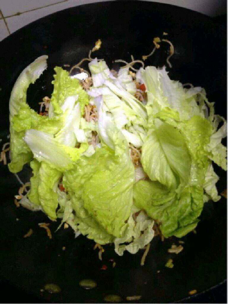 孜然炒米粉,在把<a style='color:red;display:inline-block;' href='/shicai/ 121'>生菜</a>和白菜放进去翻炒。