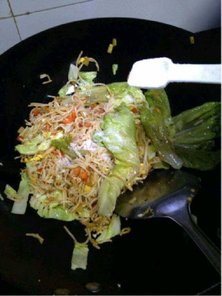 孜然炒米粉,菜炒软后加入盐，<a style='color:red;display:inline-block;' href='/shicai/ 756'>鸡精</a>，<a style='color:red;display:inline-block;' href='/shicai/ 829'>十三香</a>，<a style='color:red;display:inline-block;' href='/shicai/ 720'>胡椒粉</a>，还有<a style='color:red;display:inline-block;' href='/shicai/ 146542'>孜然粉</a>，（个人口味重）。