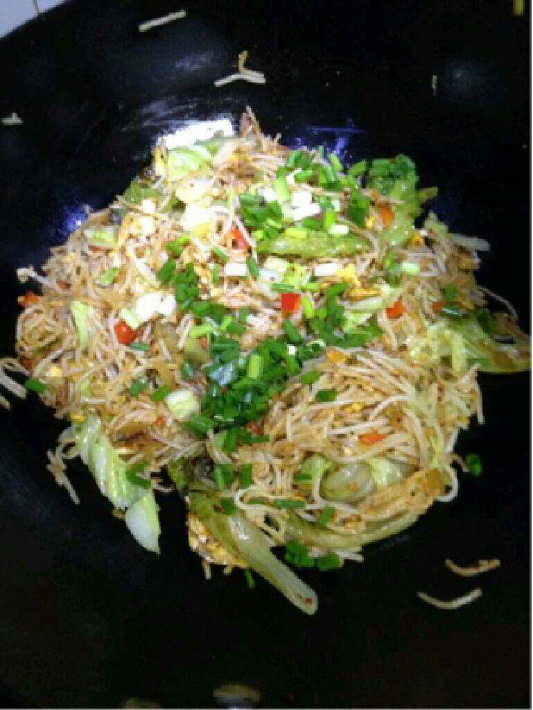 孜然炒米粉,在加适量<a style='color:red;display:inline-block;' href='/shicai/ 847'>香油</a>翻炒均匀，撒上<a style='color:red;display:inline-block;' href='/shicai/ 3250'>葱</a>花即可出锅。