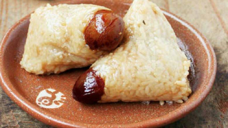 乌龙茶香粽子,包好后用绳捆起来;锅中加水,将20克乌龙茶放入锅中,也可以用纱布包20克乌龙茶做成茶包,包好的粽子放入锅,放入水中与粽子同煮,我用的是电压力锅,煮开后30分钟即可